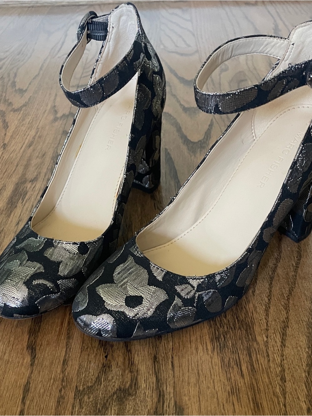 Marc Fisher MFion3 Metallic Jacquard Floral Print Block Heel size 6